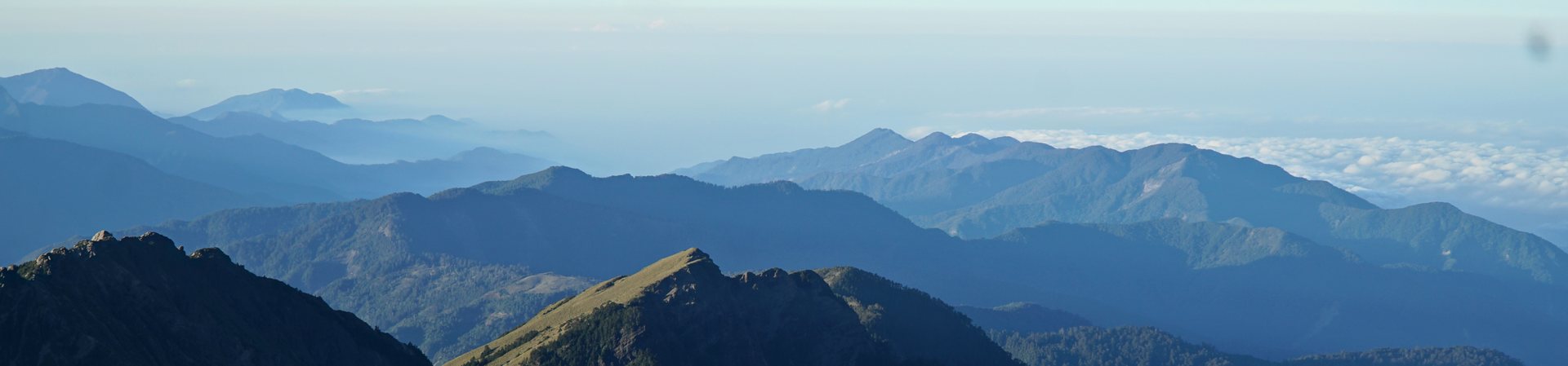 Górski krajobraz nad chmurami
